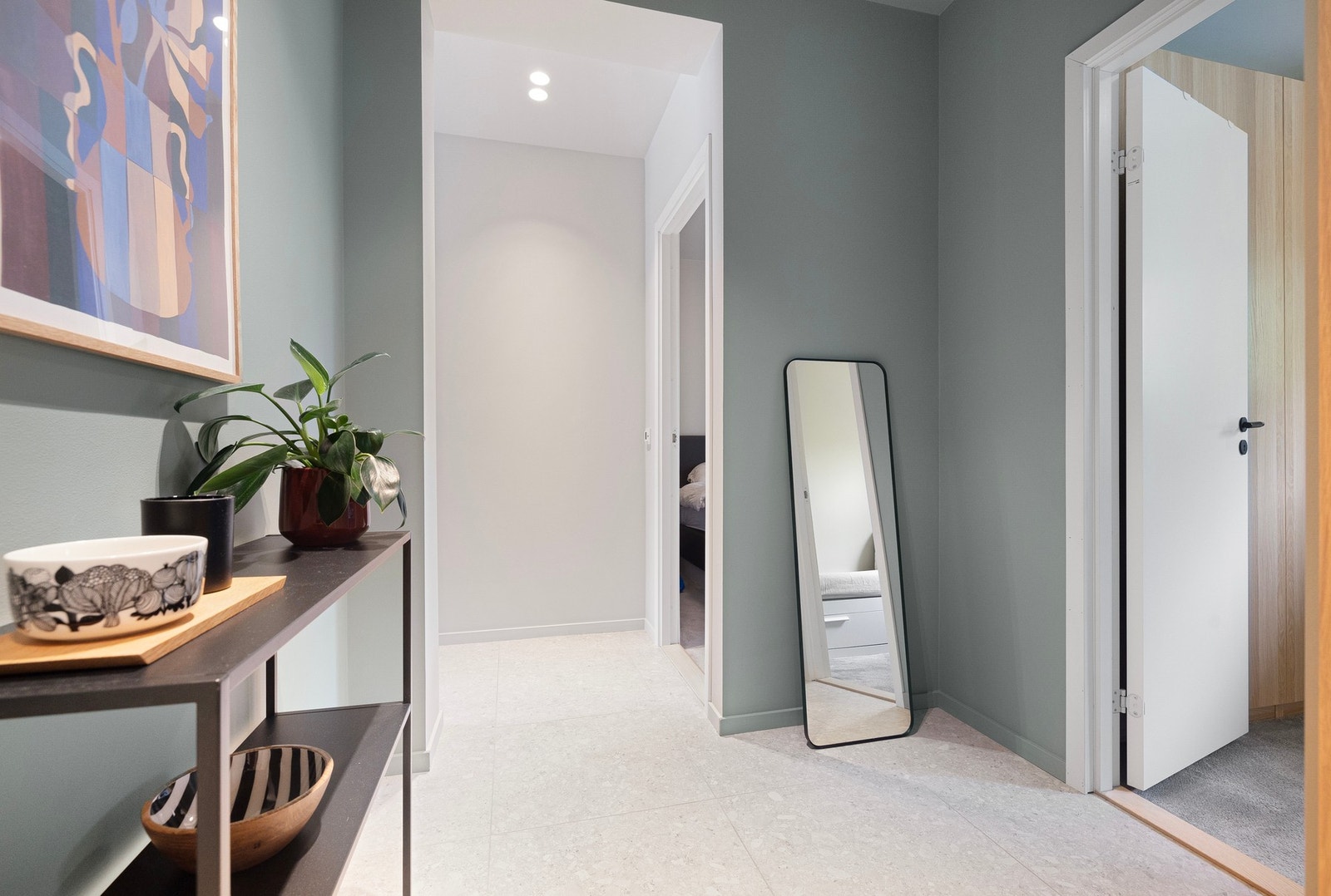 I entreén er det gode muligheter for oppbevaring av klær og sko. Galleribilde