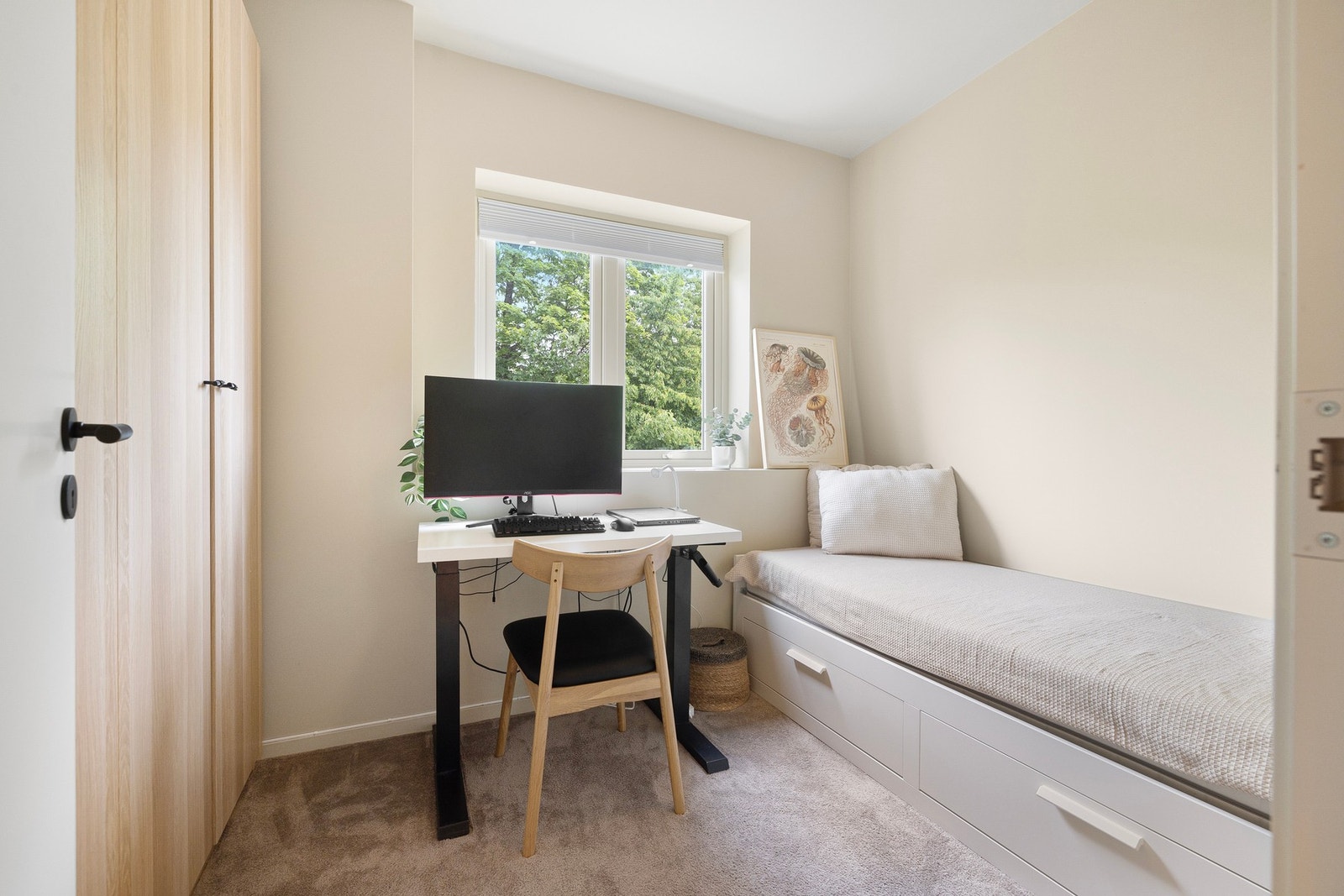 Det andre soverommet fungerer utmerket som gjesterom med god plass til seng og skrivepult. Galleribilde