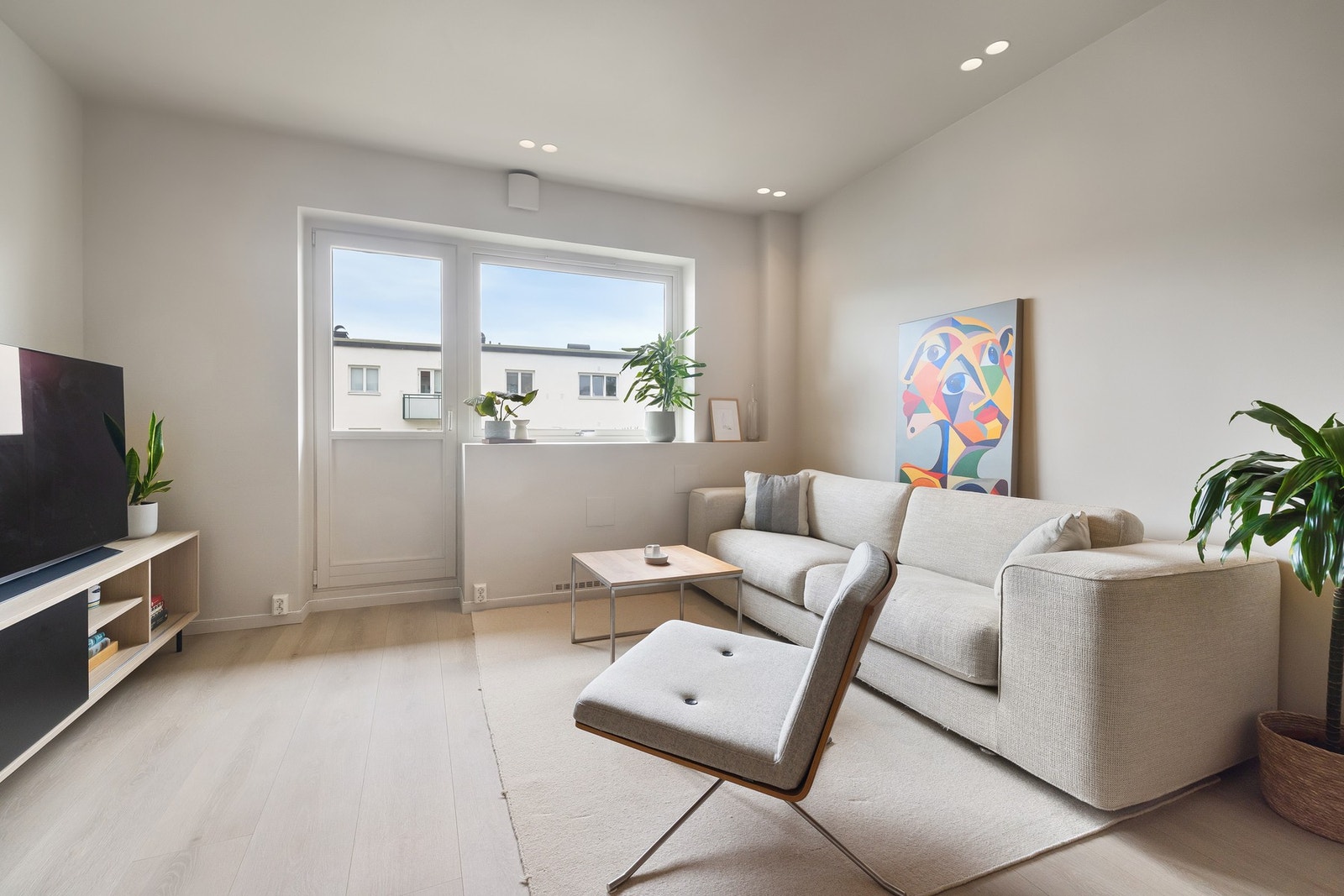 Stuen har en lys og luftig atmosfære med utgang til vestvendt balkong. Galleribilde