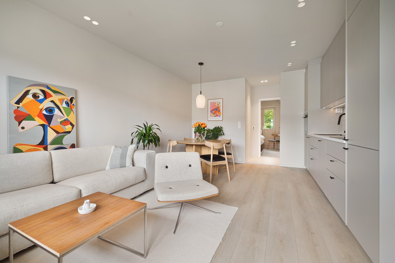 Leiligheten er påkostet og oppgradert i 2023 av fagfolk. Galleribilde