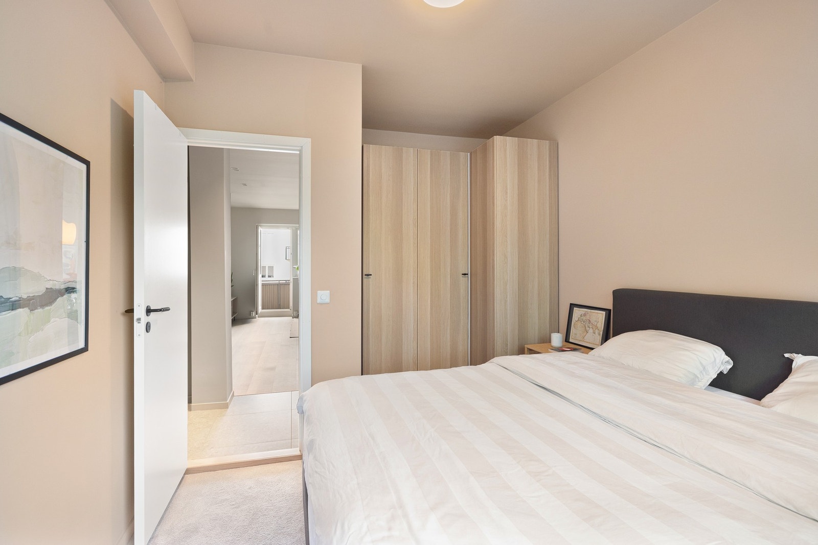 Behagelig hovedsoverom med store vindusflater og utgang til østvendt balkong. Galleribilde