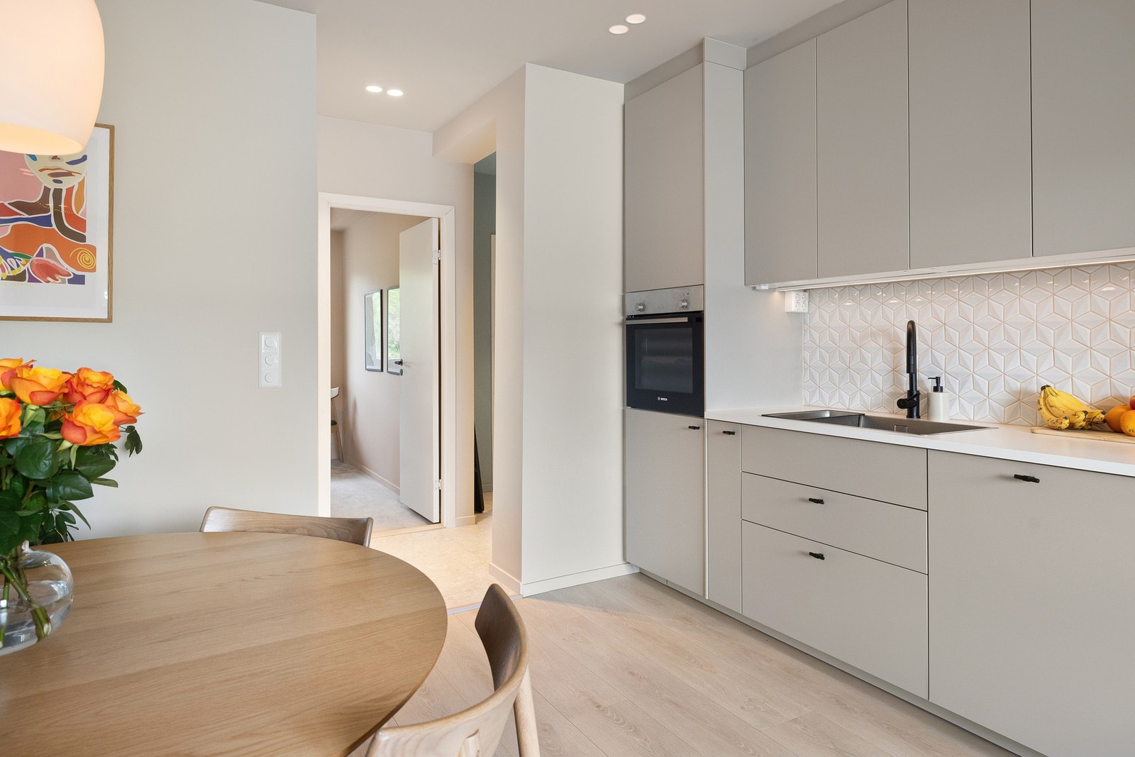 Kjøkkenet har godt med benke- og skapplass. Galleribilde