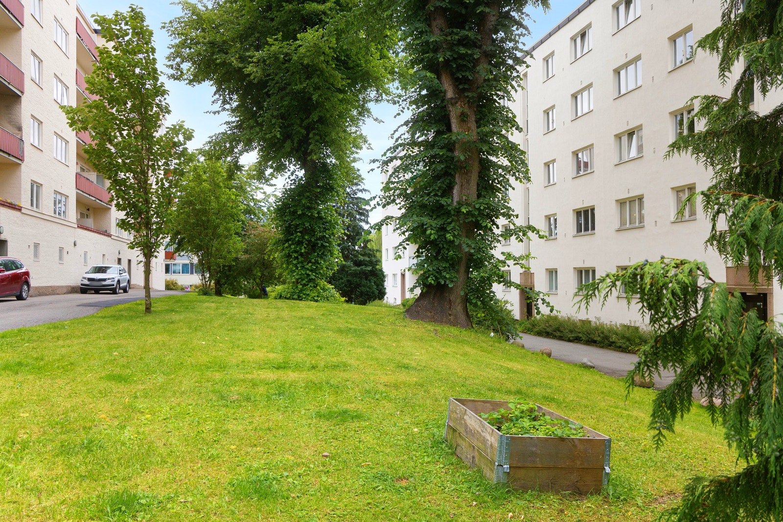 Området er opparbeidet med asfalterte gangveier, gressplen, beplantning og sittegrupper. Galleribilde