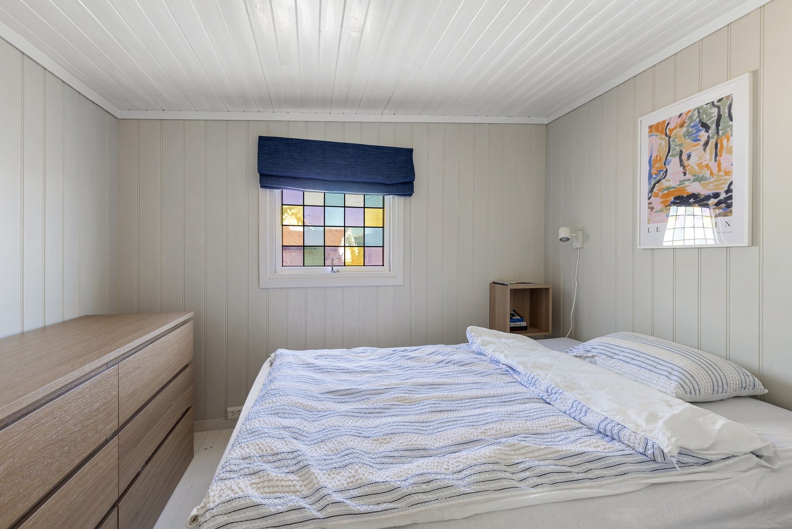 Hovedsoverommet har fin plass til dobbeltseng, nattbord og kommoder Galleribilde