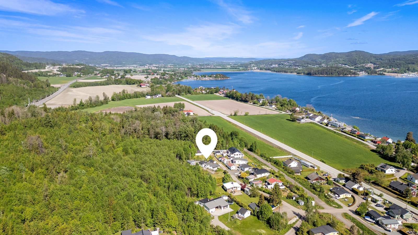 Eiendommen har en attraktiv, solrik og skjermet beliggenhet i enden av en blindvei i Øgarden i Sande Galleribilde