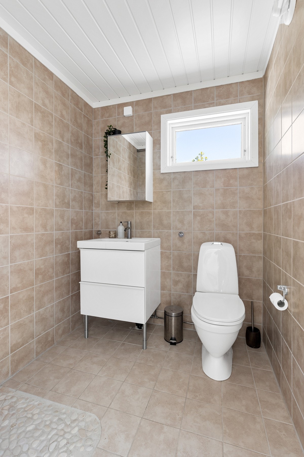 Baderom fra omkring 2008/2009. Gulvet er flislagt og har gulvvarme, og veggene er belagt med fliser Galleribilde