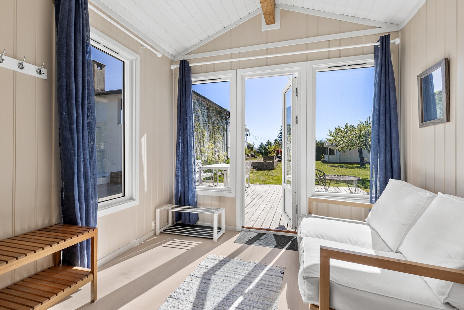 Rommet har 3-stavs parkett på gulv og panelplater på vegger og i himling Galleribilde