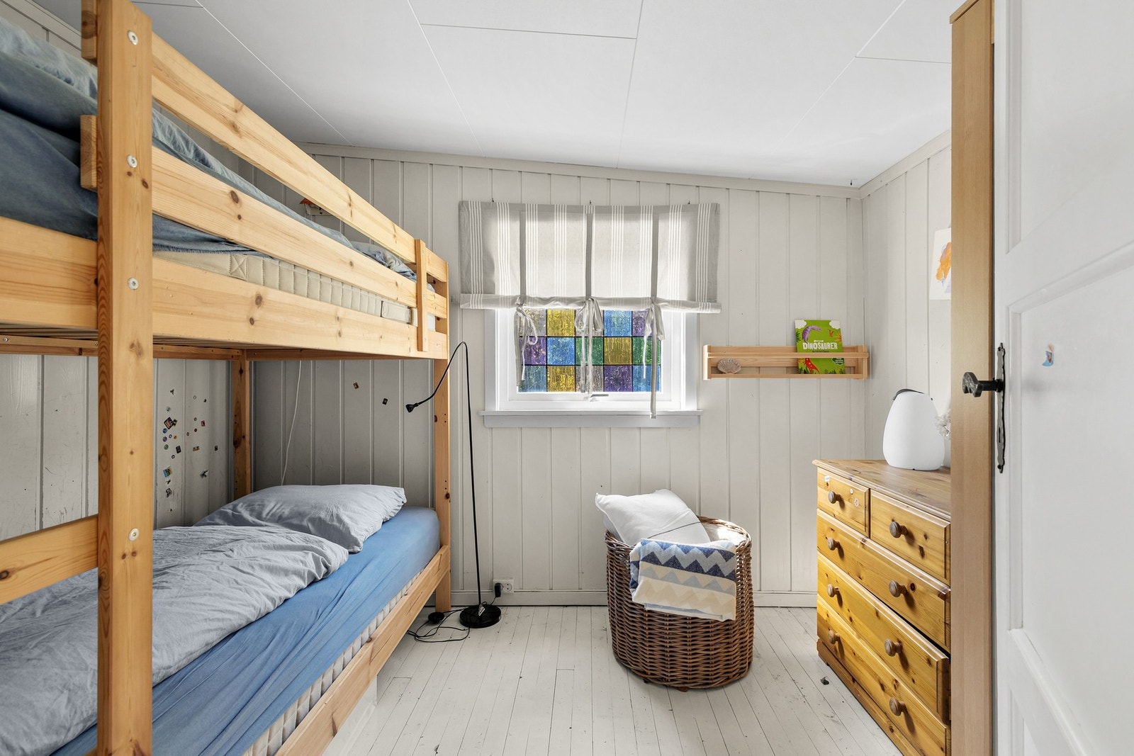 Begge soverommene har malt heltre gulv og panelplater på veggene Galleribilde