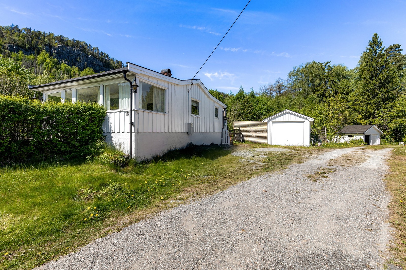 Parkering i garasje og biloppstillingsplass på tomt Galleribilde