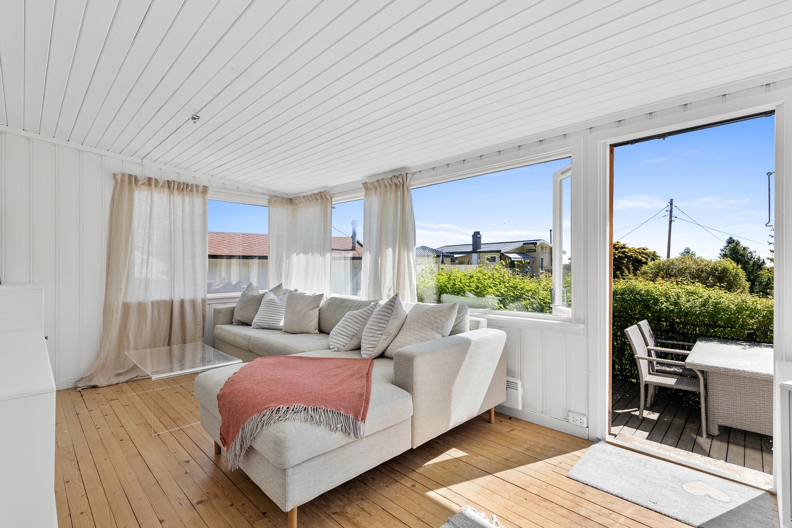 Lys og hyggelig stue med flere vindusflater som slipper inn rikelig med naturlig lys fra tre sider Galleribilde