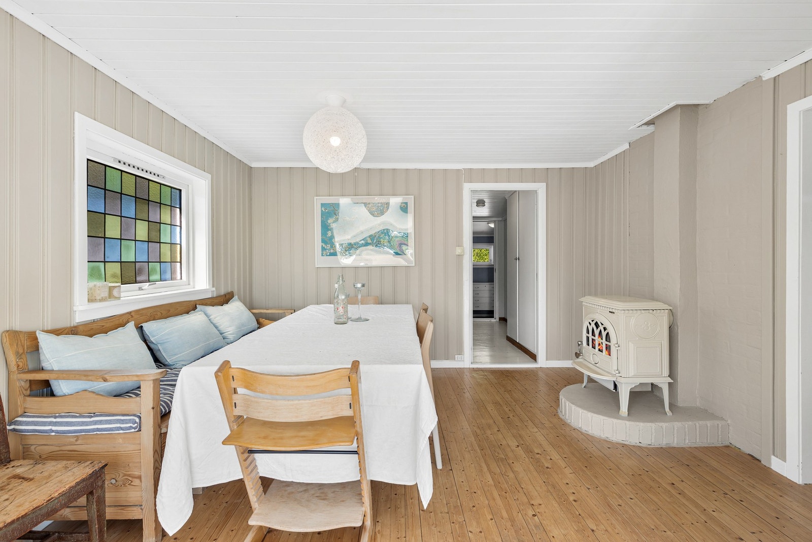 I spisestuen er det montert peisovn Galleribilde