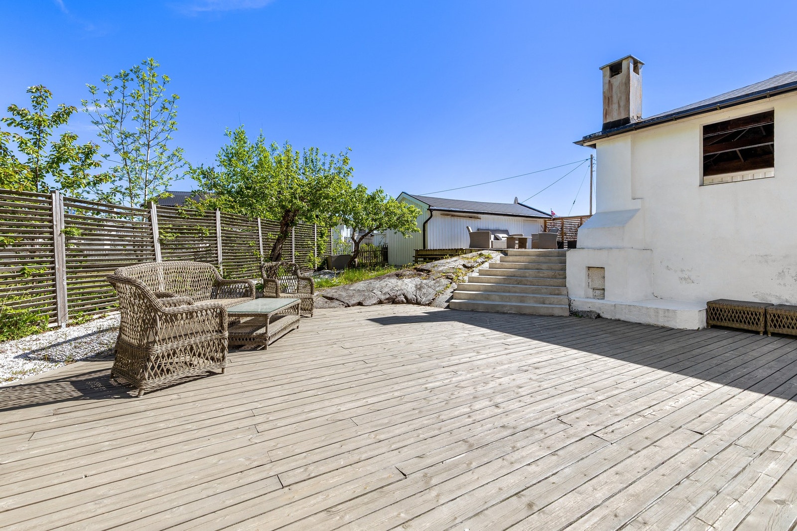 Meget god plass til å innrede med ønsket utemøblement Galleribilde