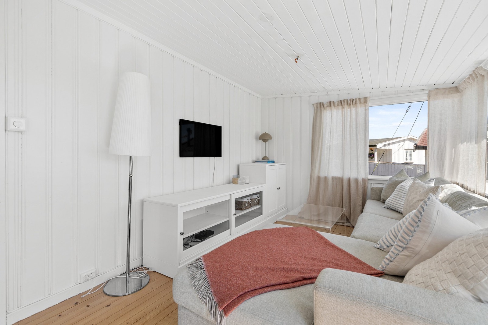 Rommet har heltre gulv og malt panel på vegger samt i himling Galleribilde