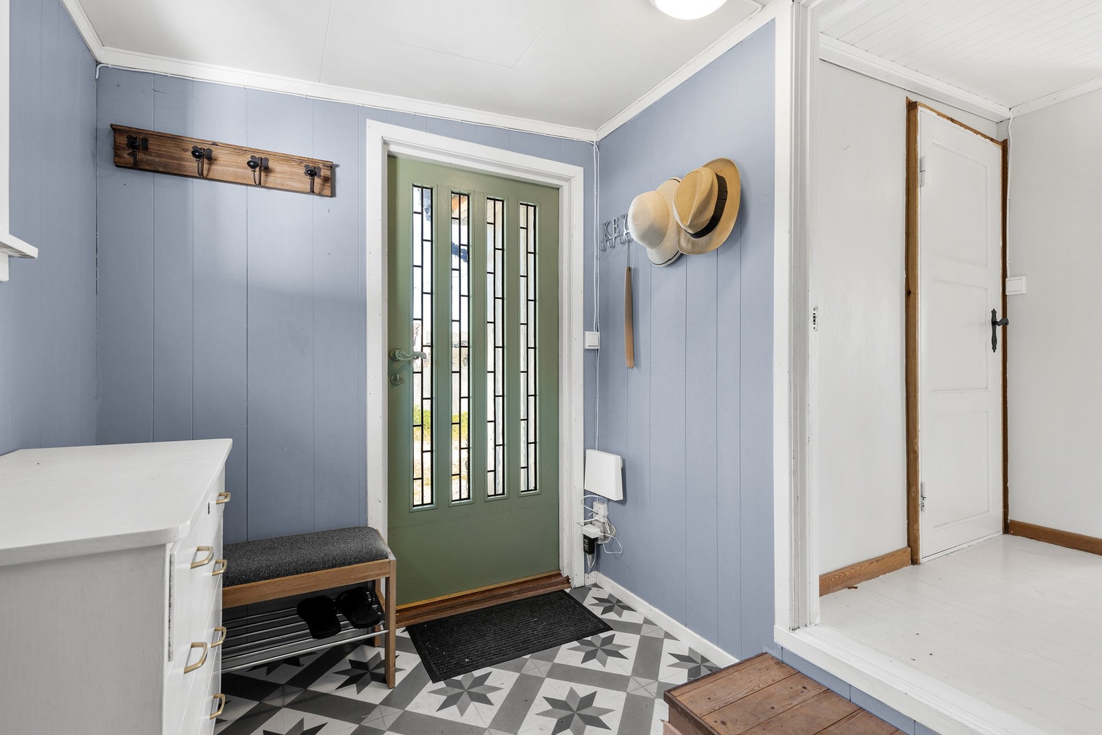 Det er fin plass til oppbevaringsmøbel for yttertøy og sko Galleribilde