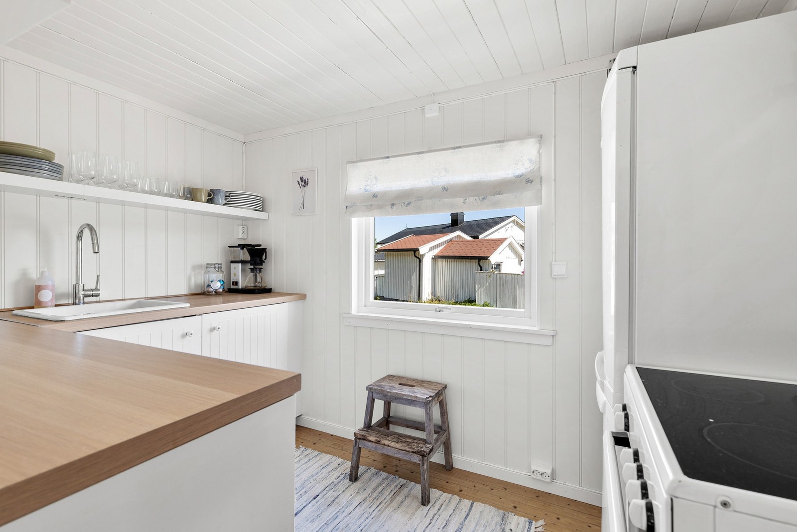 Kjøkkeninnredning fra ca. 2013 med profilerte fronter og benkeplate av laminat med nedfelt oppvaskkum og ett-greps kjøkkenarmatur Galleribilde