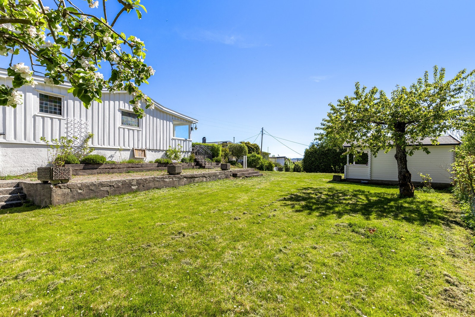 Tomten er for øvrig opparbeidet med plenarealer og div. beplantning Galleribilde