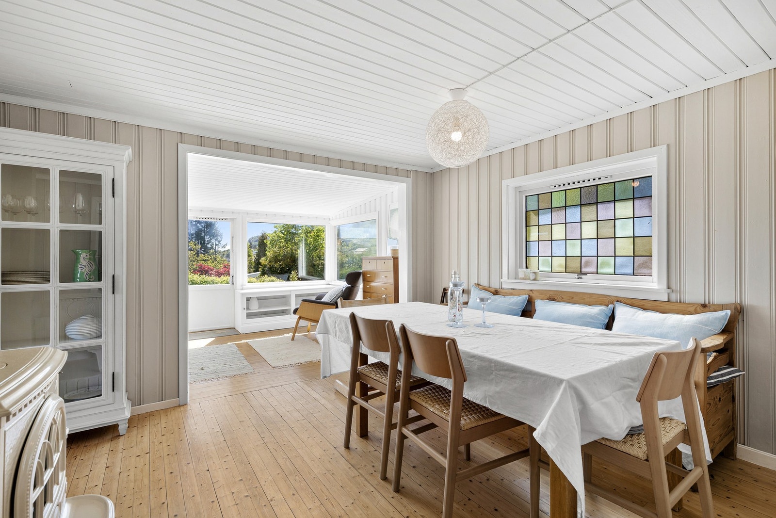 Rommet har en praktisk utforming som enkelt lar seg inndele i en koselig stue- og spisestuesone Galleribilde