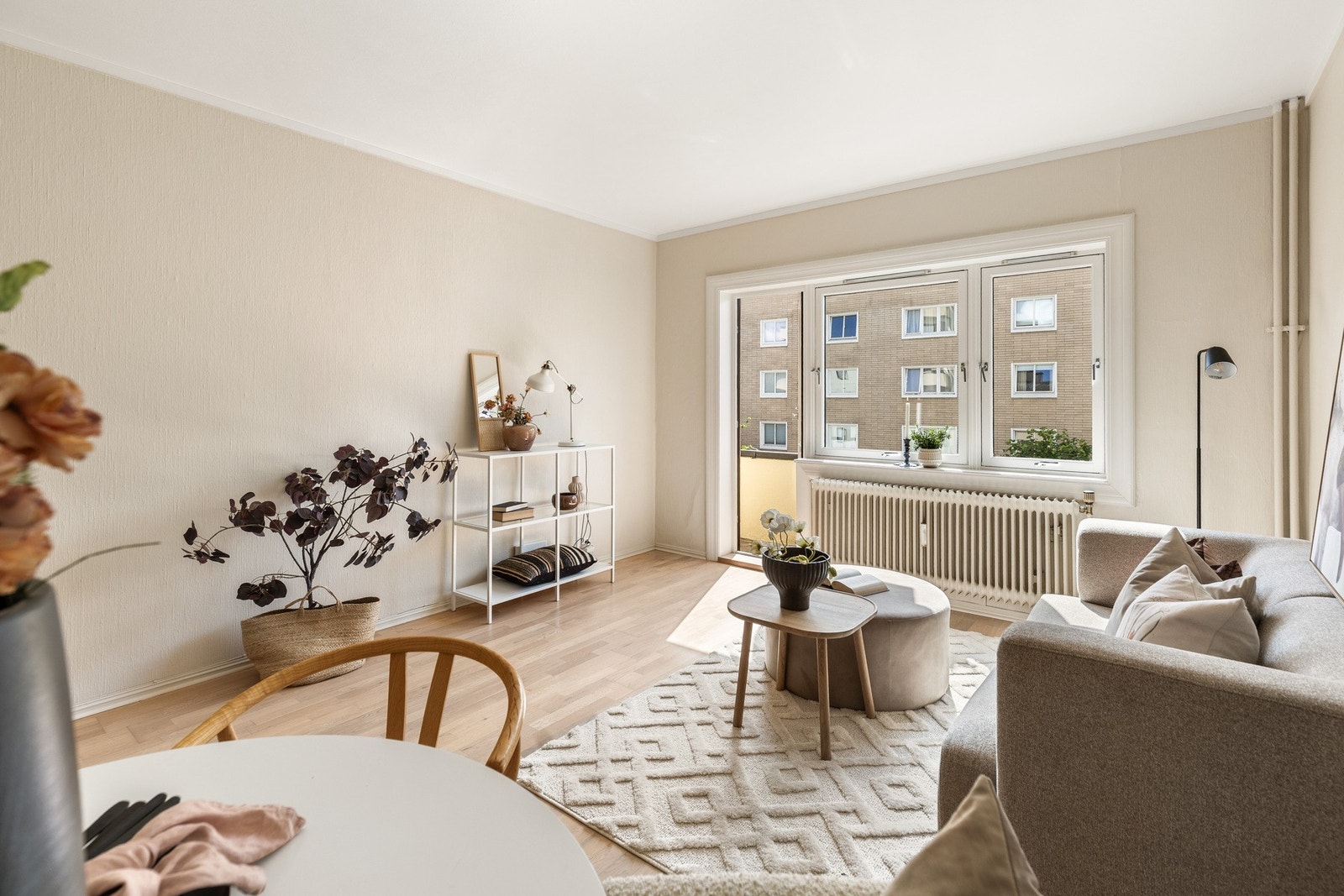 Stue med store vinduer som gir godt med naturlig lys. Galleribilde