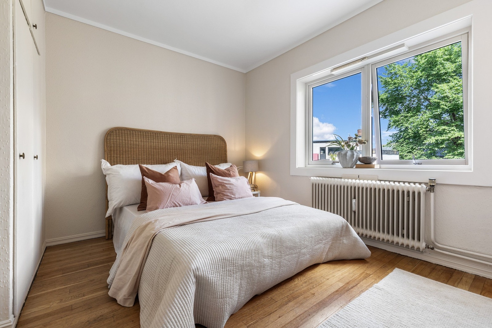 Soverommet har tregulv, stort vindu med utsikt og innebygde skap. Galleribilde