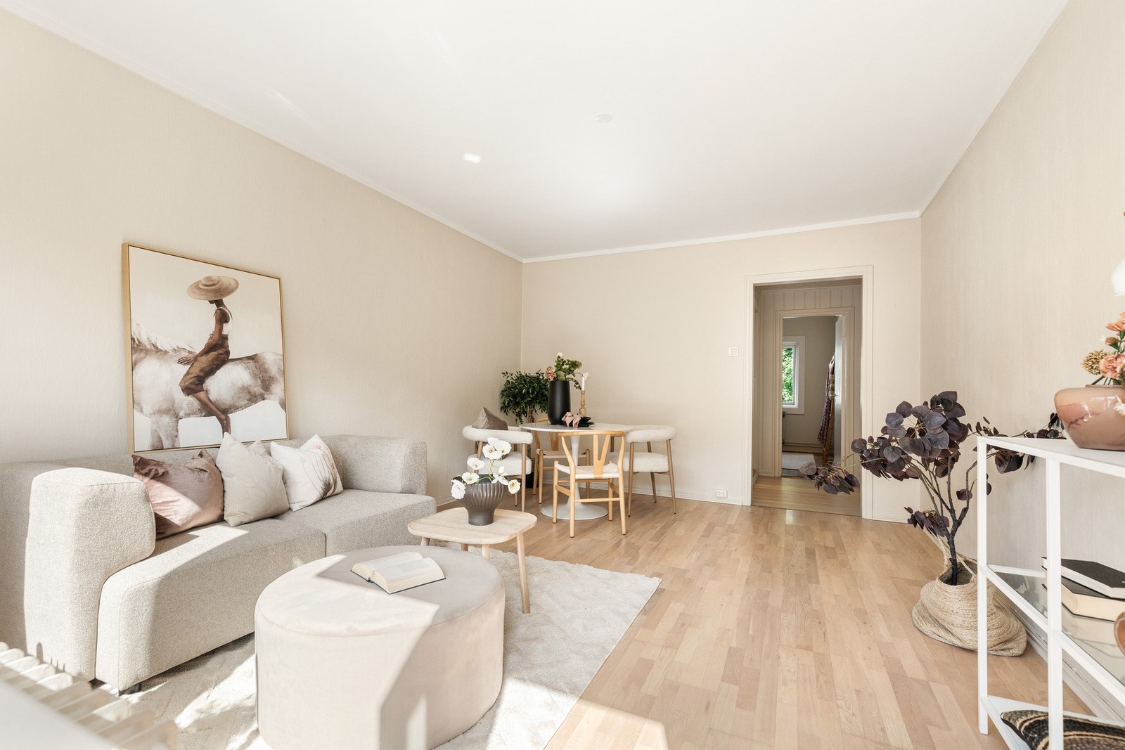 Stue med lysmalte vegger, parkettgulv og god plass til sofa og spisebord. Galleribilde