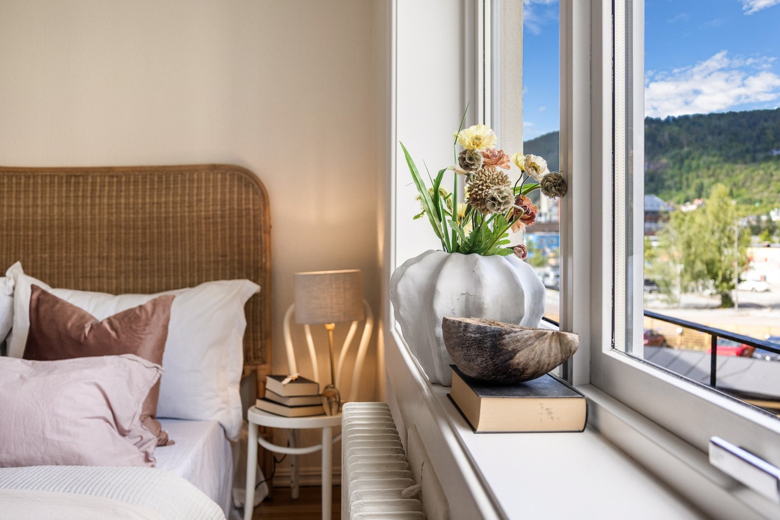 Veggene er lyse og gir rommet et luftig preg. Galleribilde