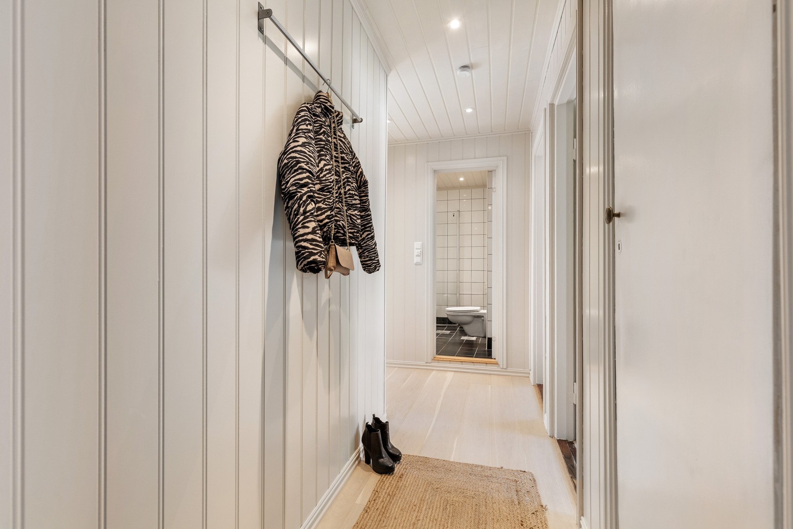 I tillegg til et innebygd skap er det stang for å henge opp yttertøyet. Galleribilde