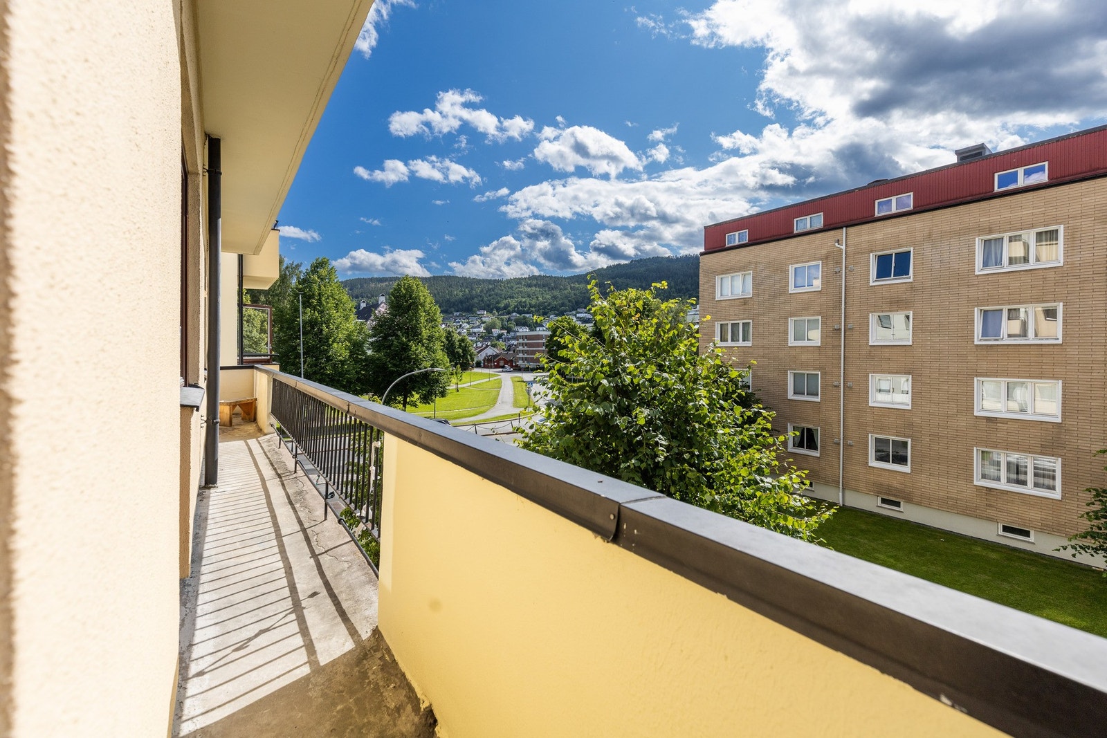 Balkong som er delvis overbygd og god utsikt Galleribilde