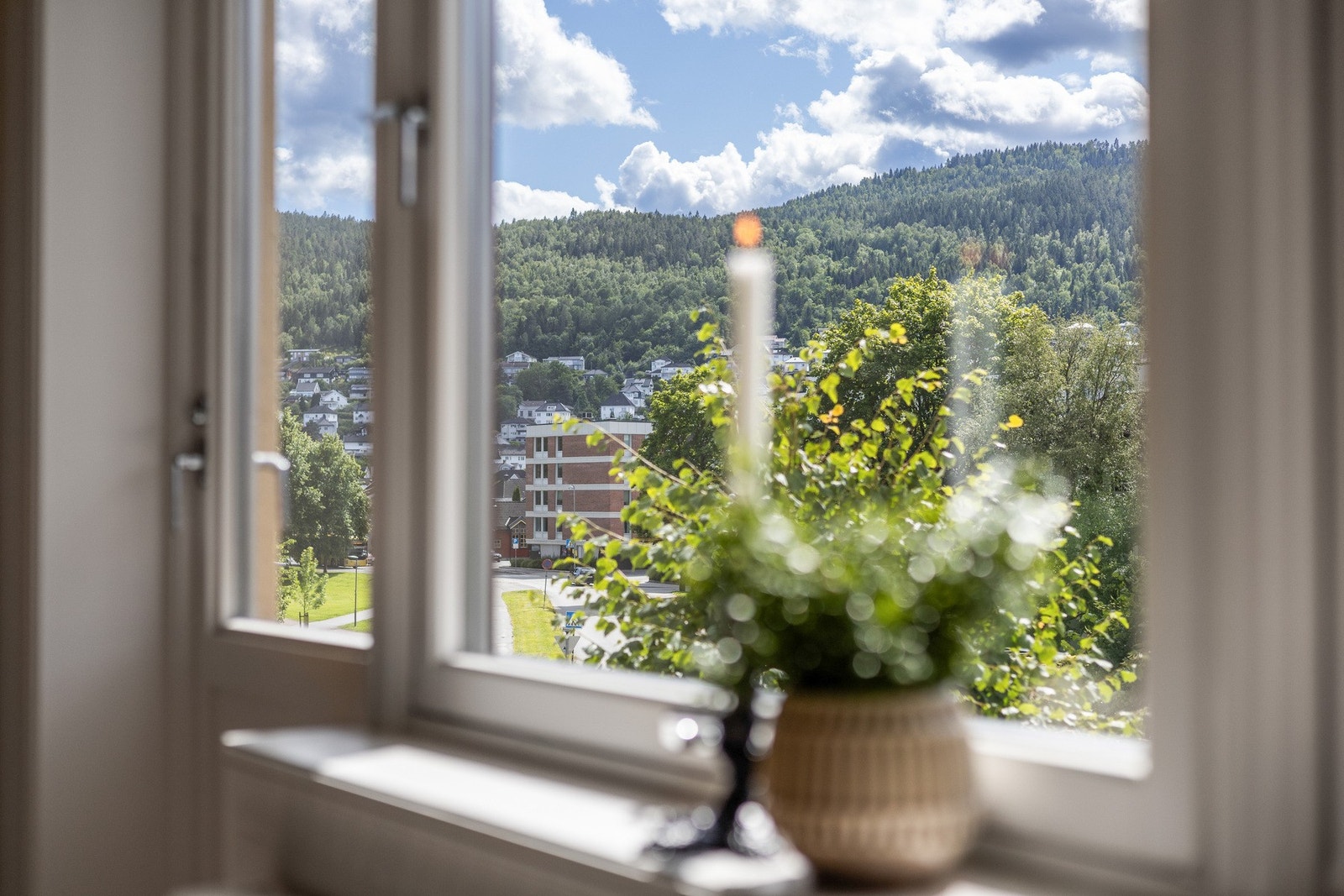 Utsikt fra soveromsvinduet mot Strømsåsen Galleribilde