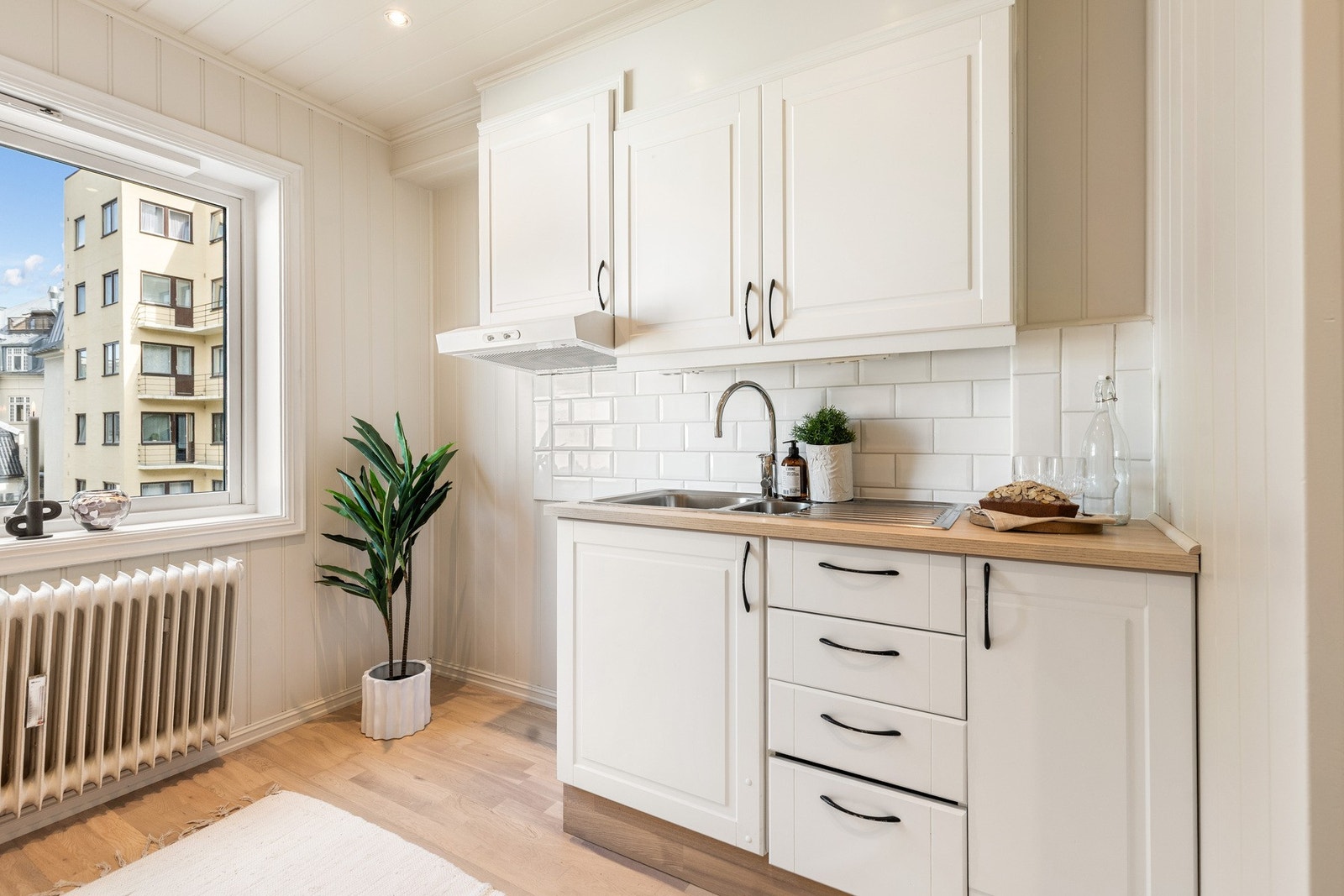 Lyst kjøkken med avsatt plass til hvitevarer Galleribilde