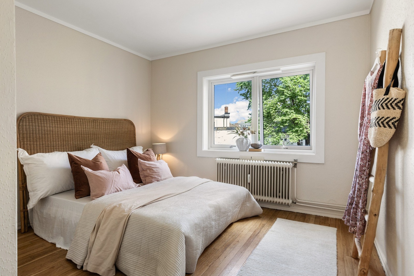 Soverom med lysmalte vegger og stort vindu som gir godt med naturlig lys. Galleribilde