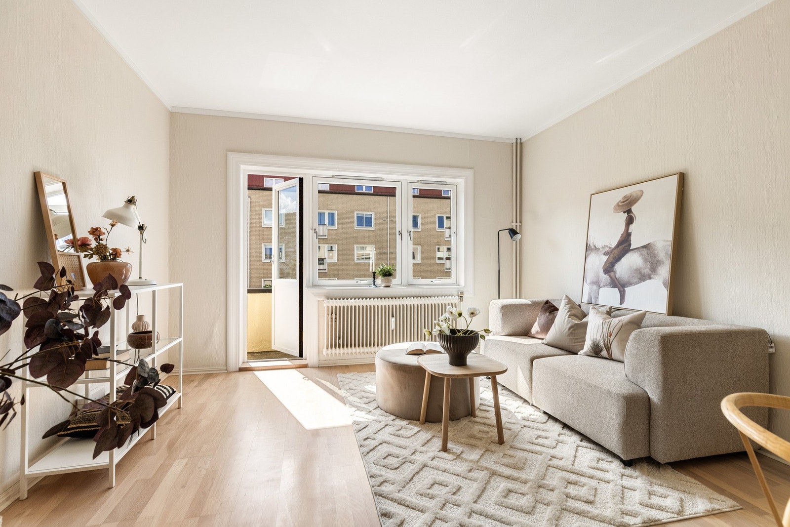 Det er utgang til balkong fra stuen Galleribilde