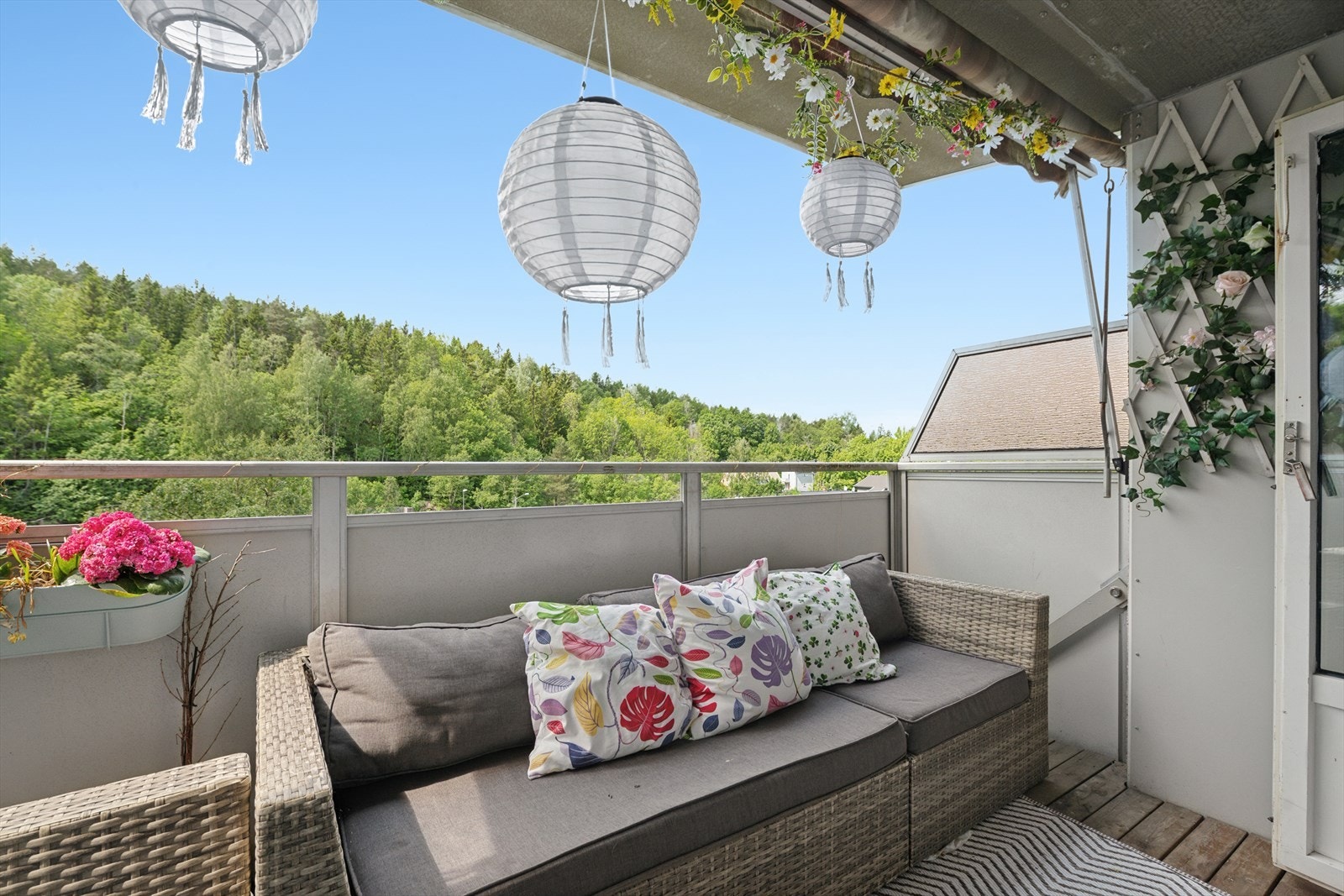 Leiligheten har en fin beliggenhet i et veletablert boligområde på Fjell. Her kan du nyte flott utsikt over skog og mark. Galleribilde