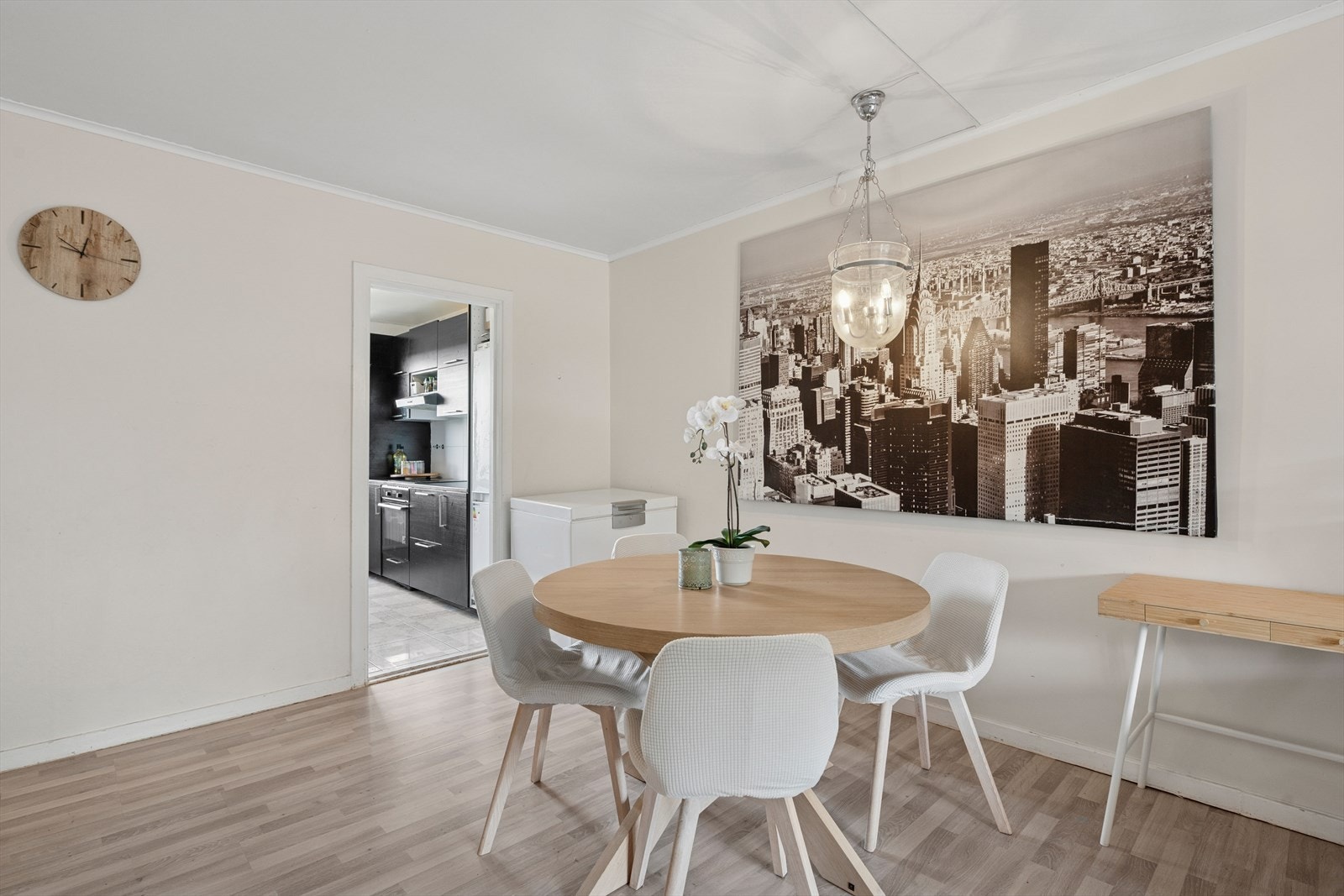 Det er god plass til en spisegruppe og tilhørende møbler. Galleribilde