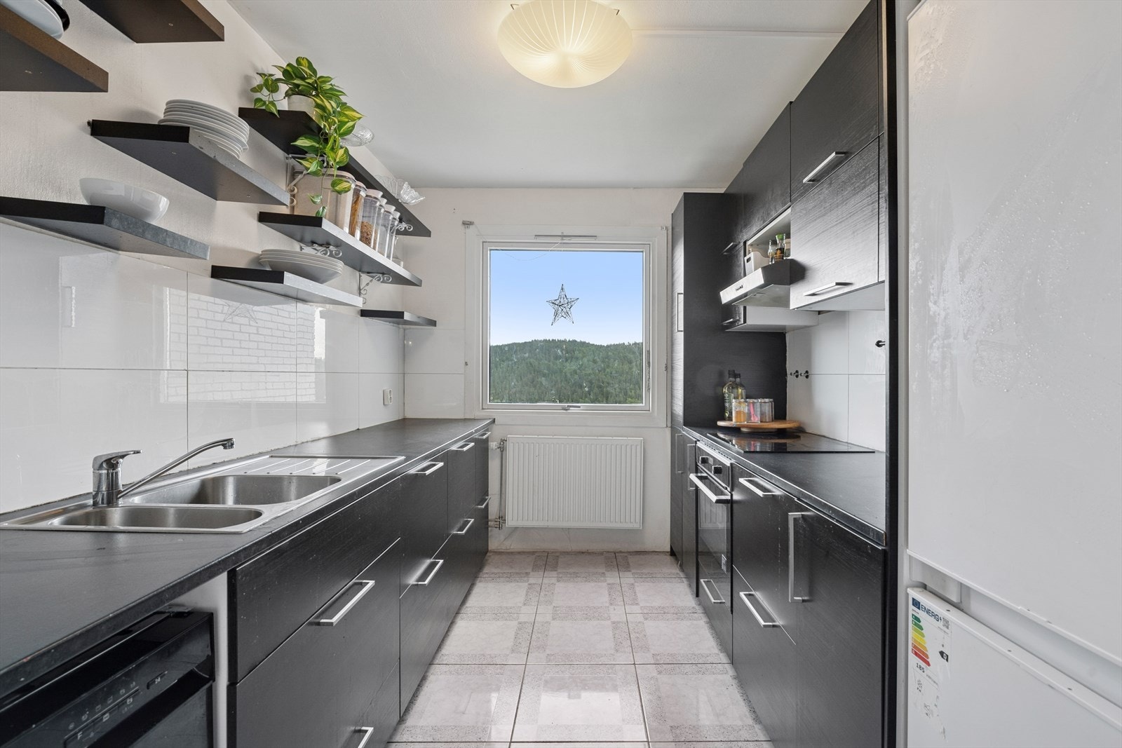 Kjøkkenet har en separat beliggenhet med adkomst fra spisestuen. Galleribilde