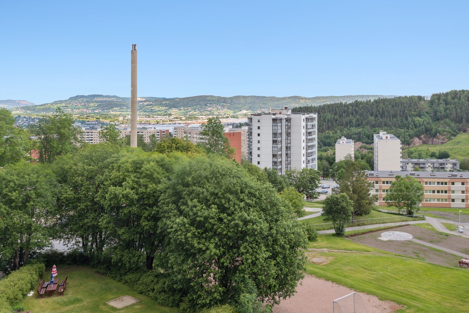 Utsikt over skog og mark som byr på strålende tur- og rekreasjonsområder både sommer som vinter. Galleribilde