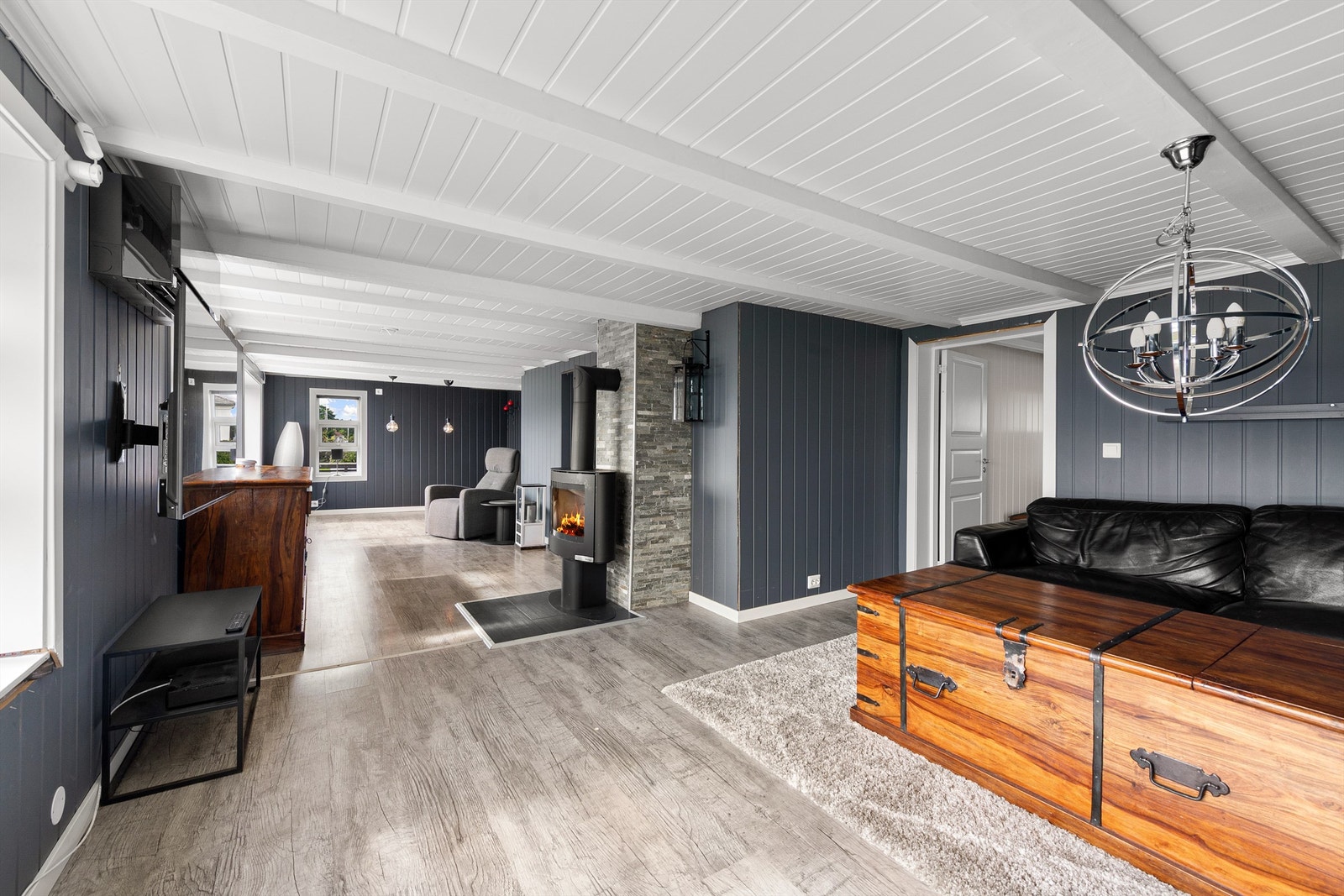 Stor og romslig stue med god plass til både sofagruppe og spisestue Galleribilde