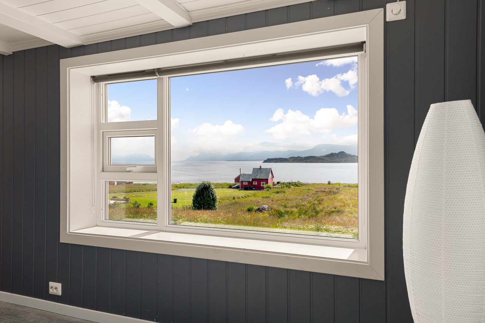 Flott utsikt mot fjorden fra eiendommen Galleribilde