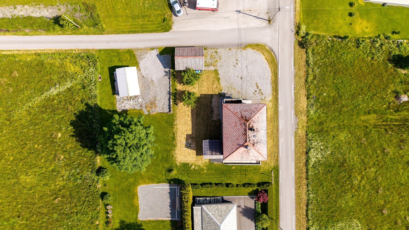 Dronebilde av eiendommen sett fra fugleperspektiv Galleribilde