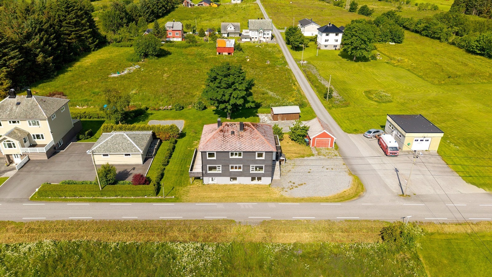 Dronebilde fasade og nærområdet Galleribilde