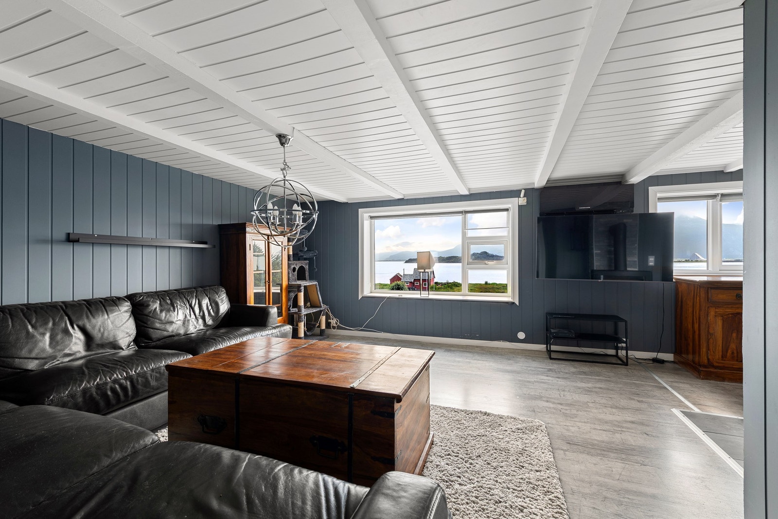 Stor og romslig stue i 1. etasje med flott utsikt mot fjorden Galleribilde