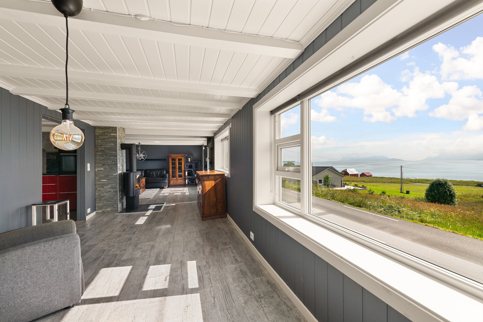 Store vindusflater gir godt med naturlig dagslys Galleribilde