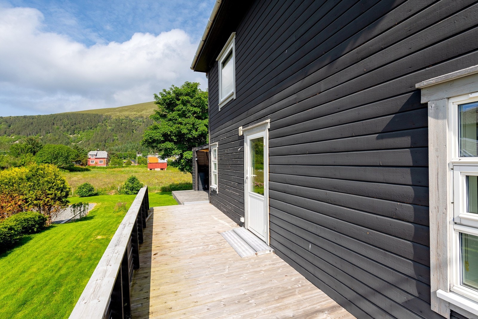 Veranda med trapp til hage Galleribilde