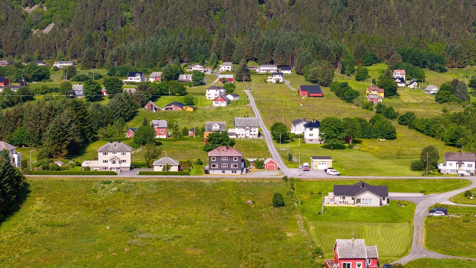 Dronebilde over eiendommen og nærområdet Galleribilde