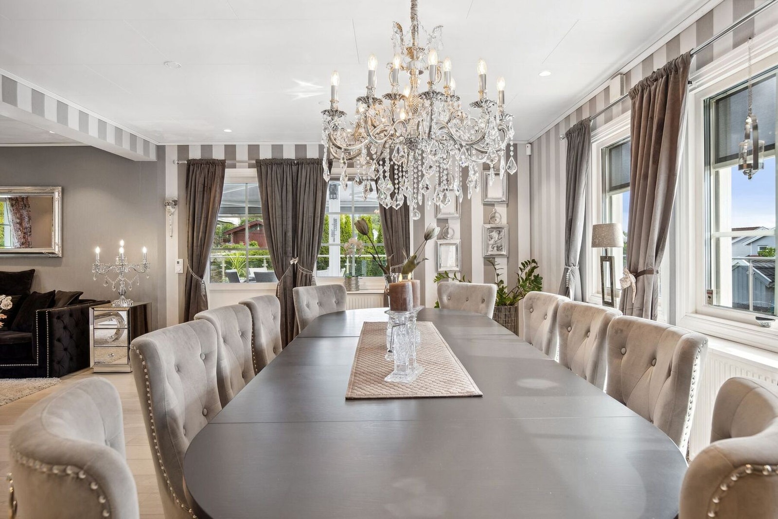 Det er rikelig med naturlig lysinnslipp fra flere kanter, noe som gir en god atmosfære i boligen. Galleribilde