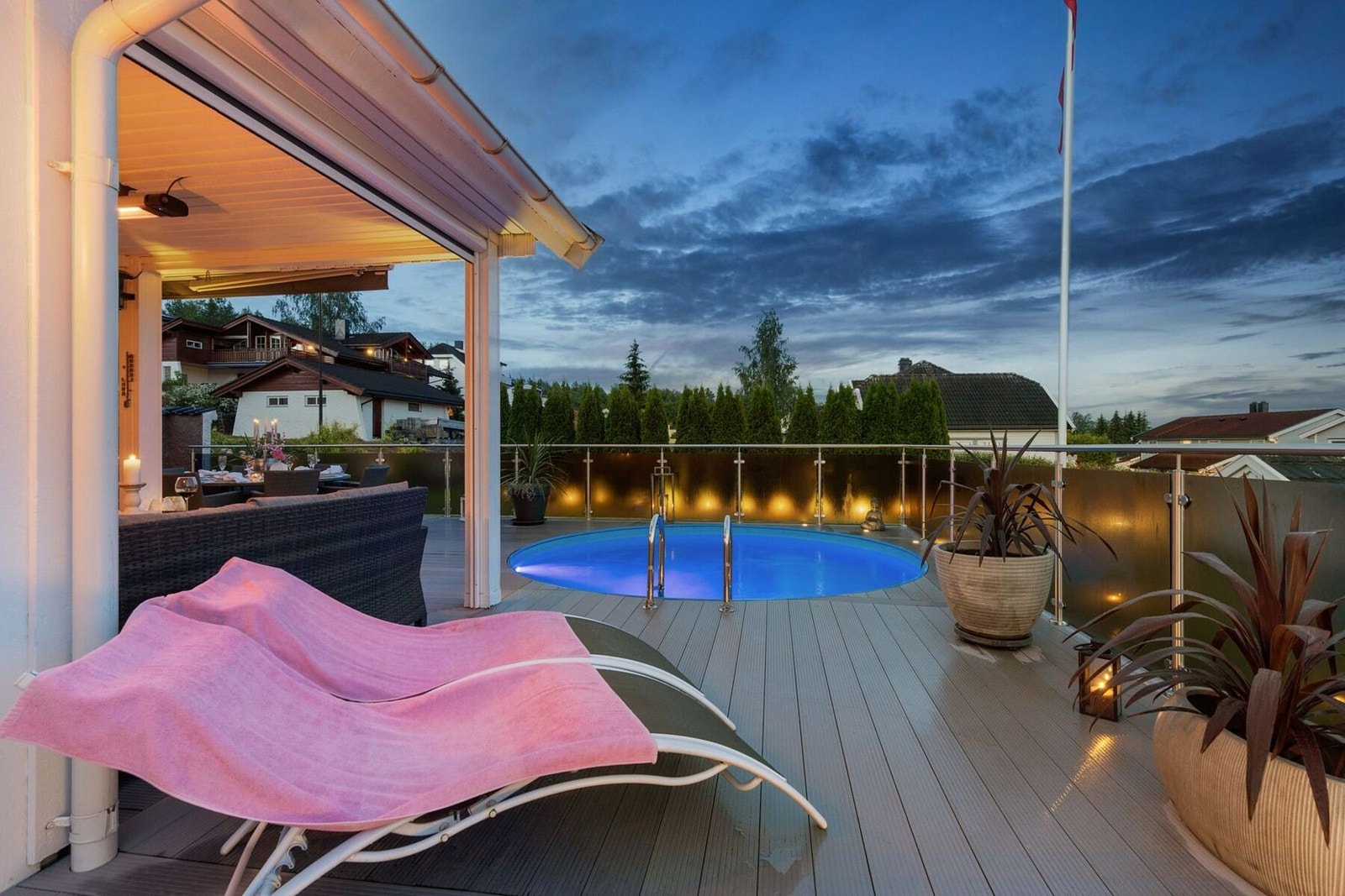 En dukkert i bassenget på kveldstid. Galleribilde