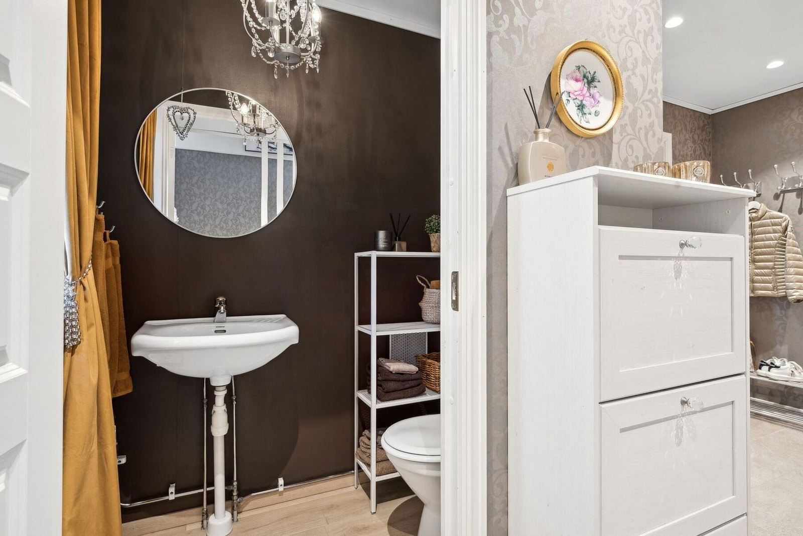 Toalettrom i forbindelse med entréen. Galleribilde