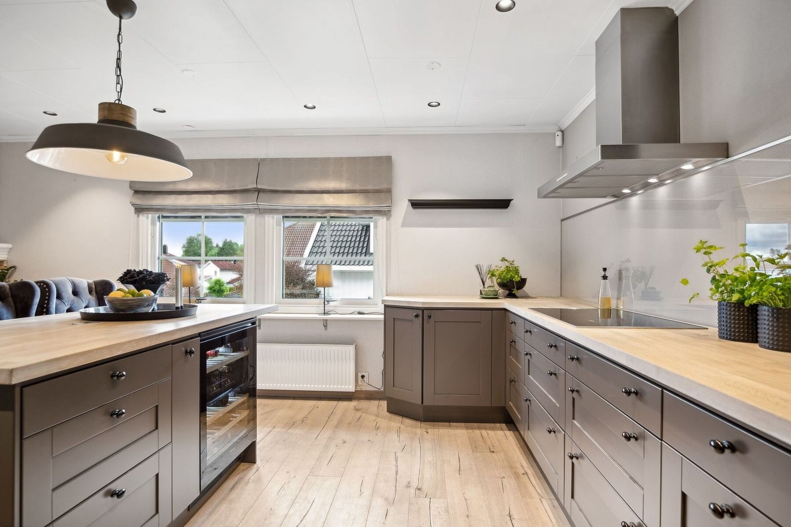 Kjøkkenet har integrerte hvitevarer som induksjonstopp, to stekeovner, dampovn, kaffemaskin, oppvaskmaskin, vinskap, samt plass til frittstående kjøle- og fryseskap. Galleribilde