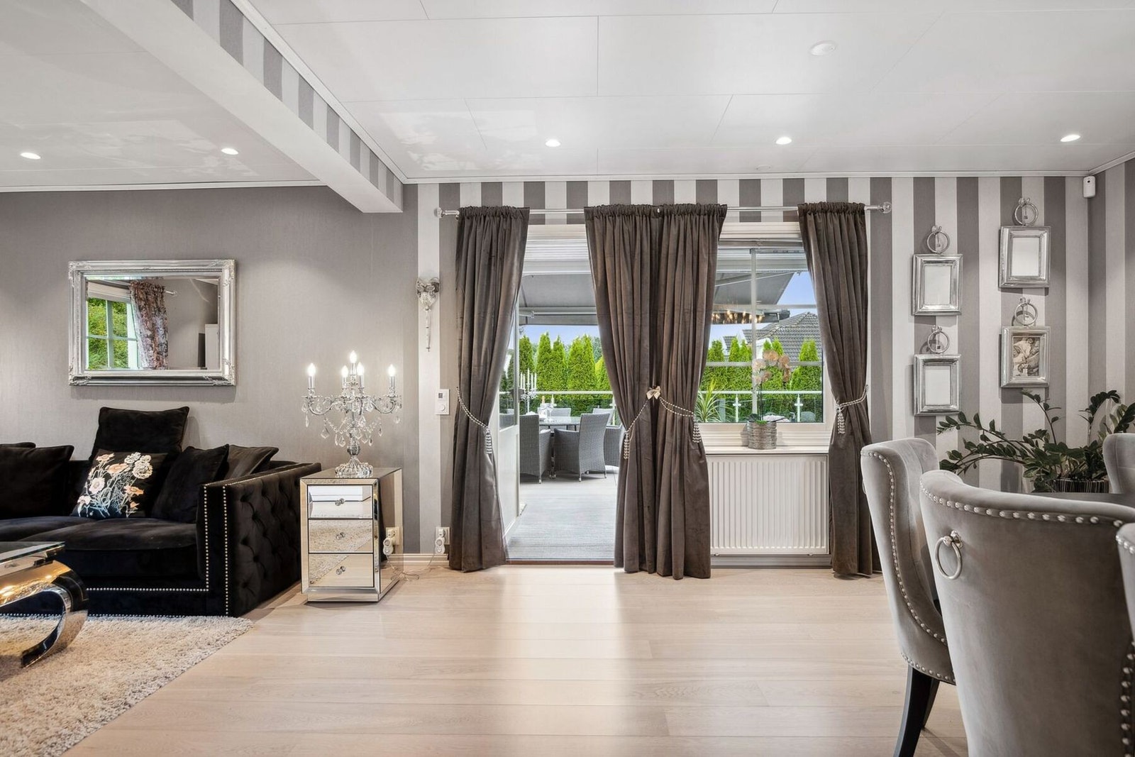 Pene overflater, delikate fargevalg og utstrakt bruk av downlights i himling. Galleribilde