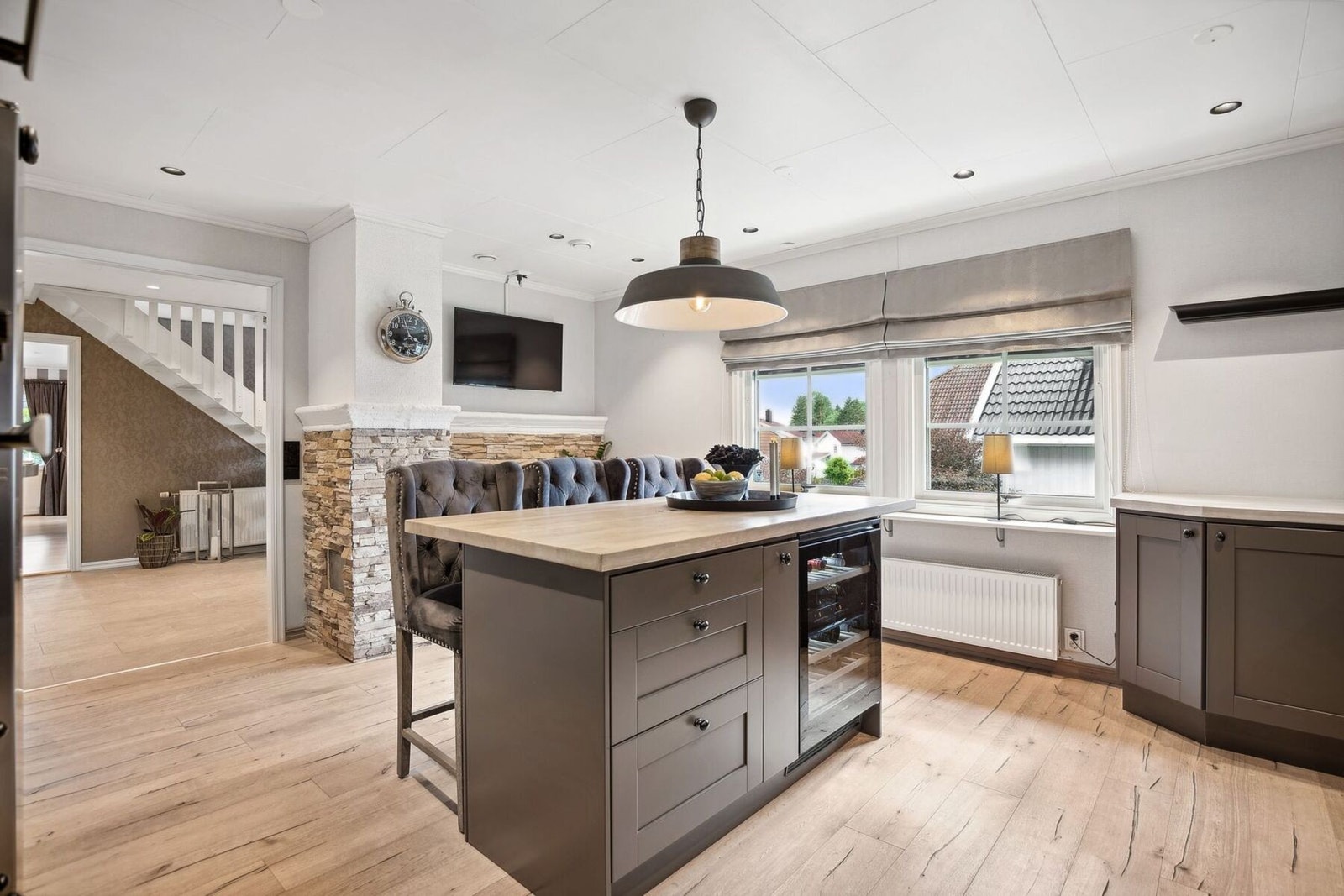 Kjøkkeninnredning fra 2017 med profilerte fronter, benkeplater i heltre, nedfelt oppvaskkum med ett-greps blandebatteri og ventilator over kokesonen. Galleribilde