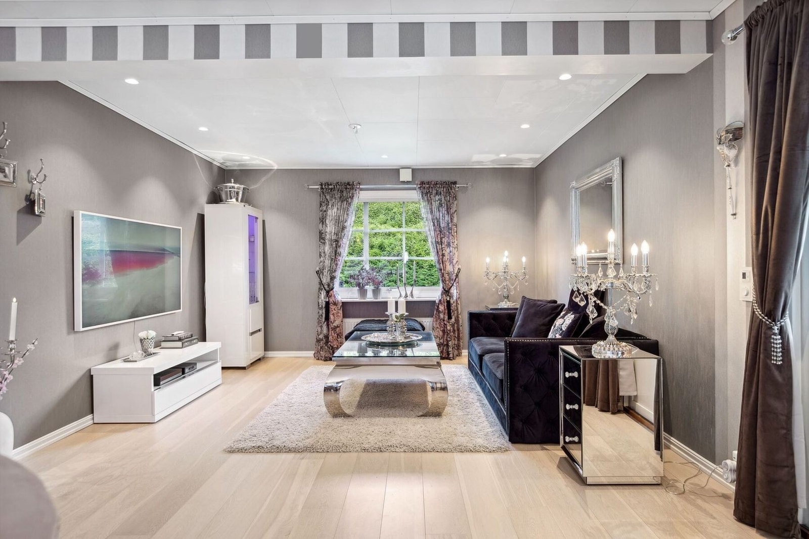 Stuen deles naturlig opp i soner, noe som gjør den enkel å møblere. Galleribilde